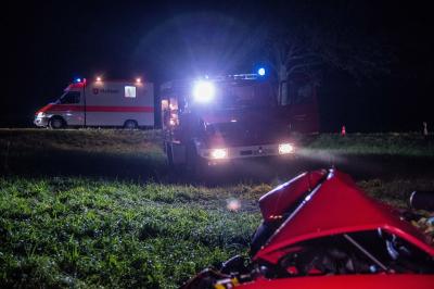 Schorndorf : Nach moeglichem Wildwechsel landet Golf am Baum - Fahrer Schwerverletzt